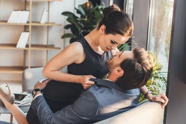 Frau flirtet mit Mann im Büro — Stockfoto