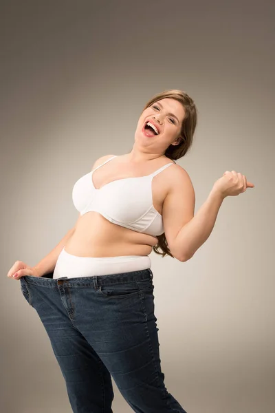 Mujer con sobrepeso feliz en jeans — Stock Photo