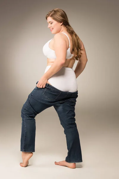 Sonriente mujer con sobrepeso waering jeans - foto de stock