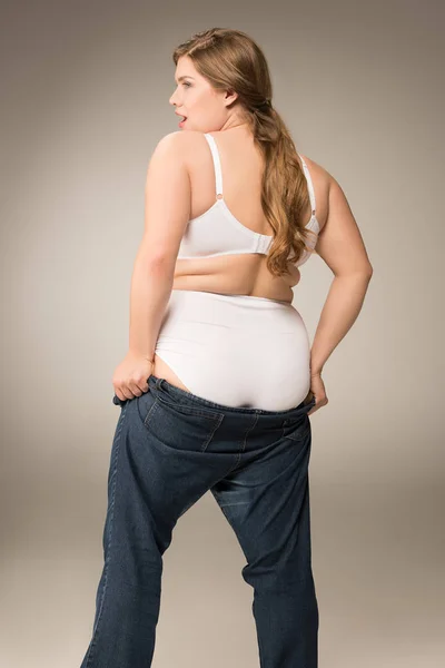 Sovrappeso ragazza waering jeans — Foto stock