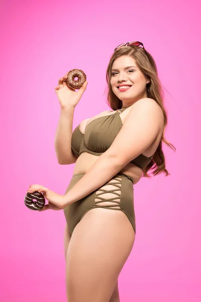 Fröhliche übergewichtige Frau mit Donuts — Stockfoto