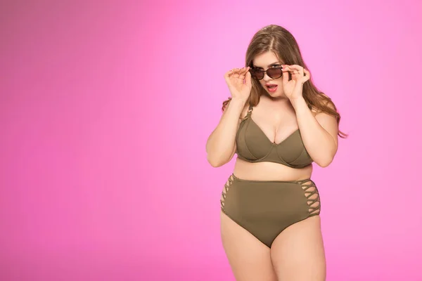 Overweight woman posing in sunglasses — Stock Photo