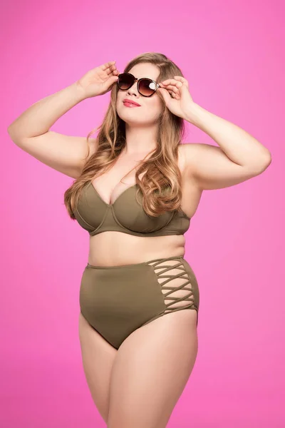 Overweight woman in swimsuit and sunglasses — Stock Photo