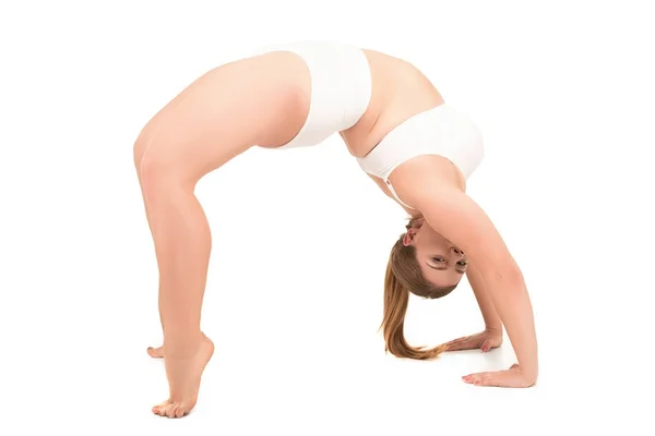 Mujer con sobrepeso en pose puente - foto de stock