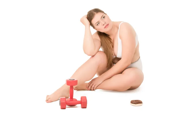 Mulher com sobrepeso com donut e halteres — Fotografia de Stock