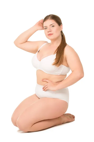 Mujer con sobrepeso posando en ropa interior blanca - foto de stock