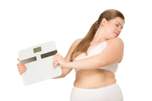 Femme en surpoids tenant des balances — Photo de stock