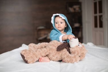 Oyuncak ayı ile erkek bebek