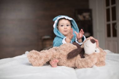 Oyuncak ayı ile erkek bebek
