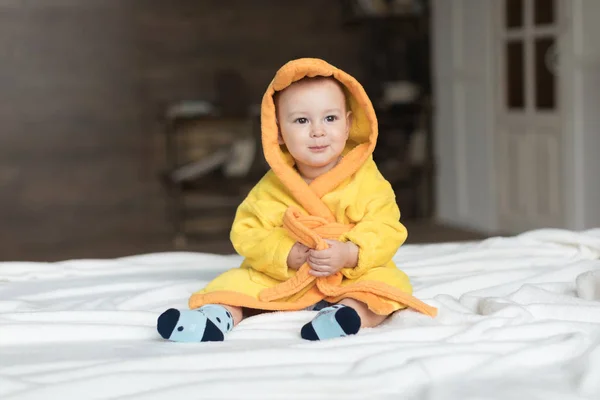 Menino em roupão amarelo — Fotografia de Stock