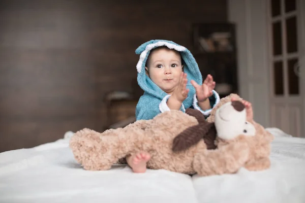 Bayi laki-laki dengan boneka beruang — Stok Foto