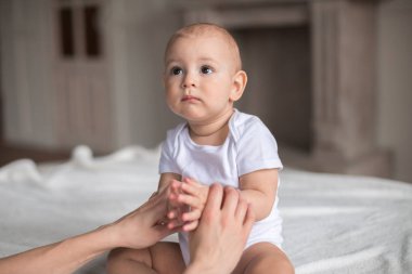 Şirin bebek çocuk yatakta