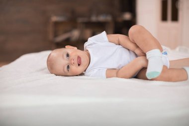 Şirin bebek çocuk yatakta