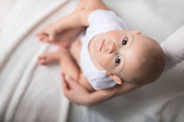 Şirin bebek çocuk yatakta