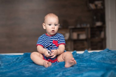 yatağın üzerine oturan bir şirin bebek