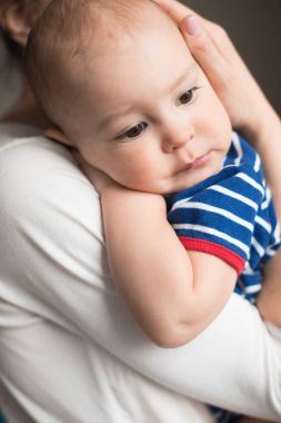 Sevimli çocuk anneler ellerine