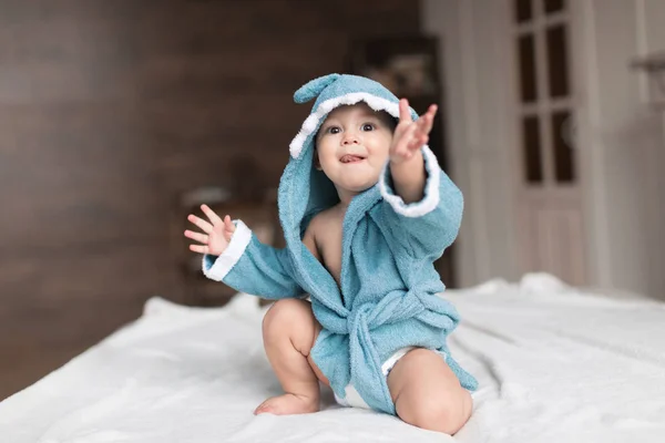 Bayi laki-laki dengan jubah biru — Stok Foto