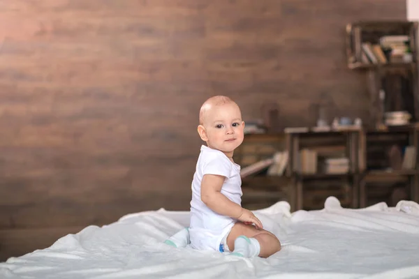 Söt baby pojke på säng — Stockfoto