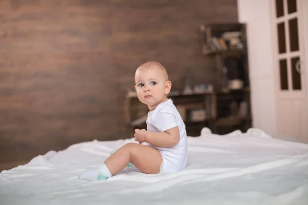 Söt baby pojke på säng — Stockfoto