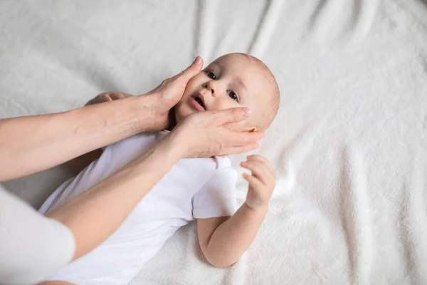 Schattige babyjongen op bed — Stockfoto