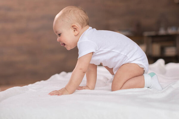 Милый мальчик в постели
