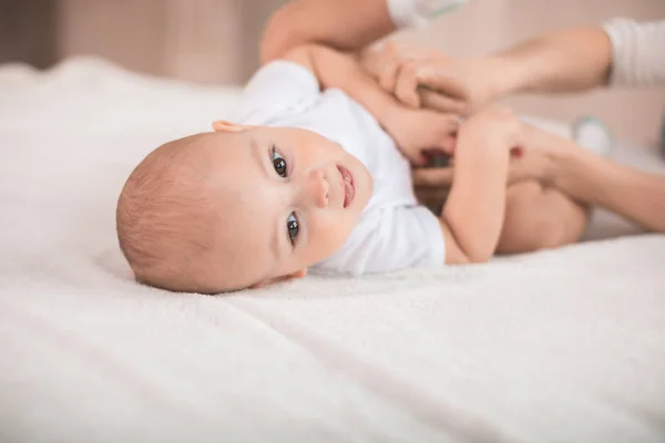 Bayi laki-laki lucu di tempat tidur — Stok Foto