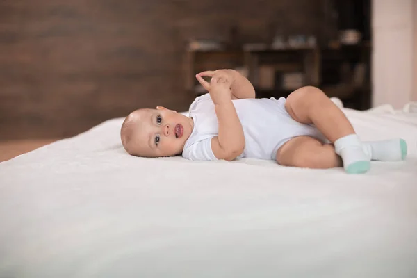 Aranyos kisfiú ágyon — Stock Fotó