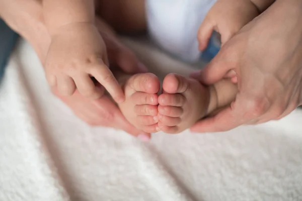 Mignon bébé garçon avec sa mère — Photo