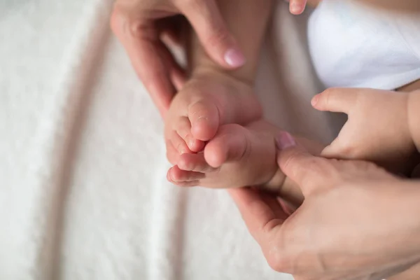 Lindo bebé chico con su madre — Foto de Stock