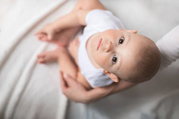 Schattige babyjongen op bed — Stockfoto