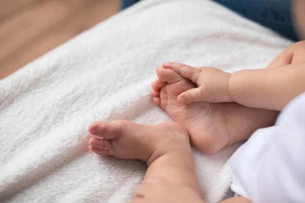 Baby jongens voeten — Stockfoto