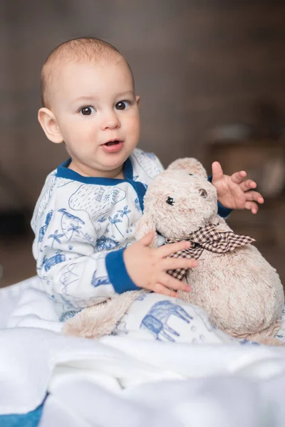 Menino brincando com ursinho de pelúcia — Fotografia de Stock