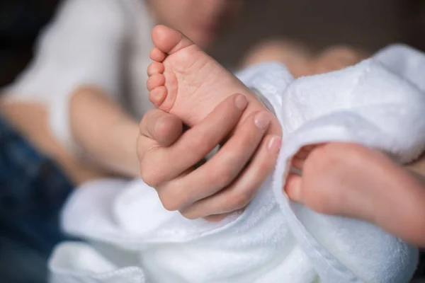 Lindo bebé chico con su madre — Foto de Stock