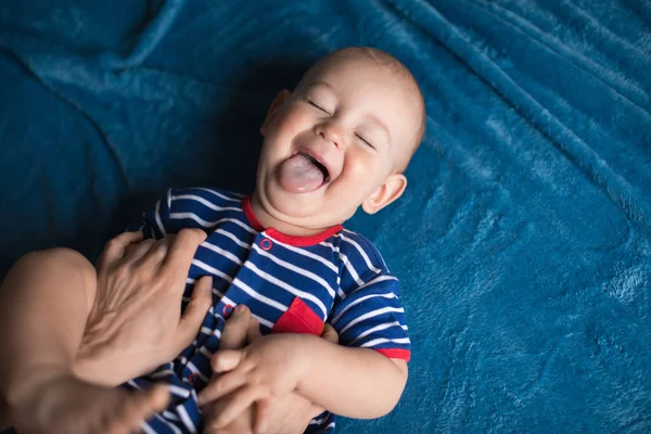 Baby boy playing with mother — Stock Photo, Image