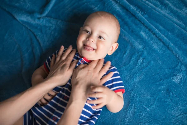 Baby pojke leker med mamma — Stockfoto