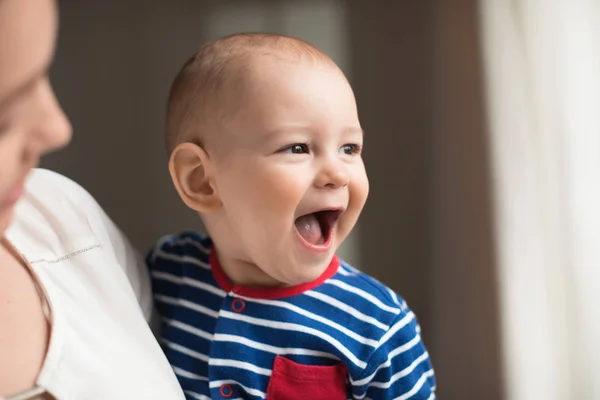 Gelukkig glimlachende babyjongen — Stockfoto