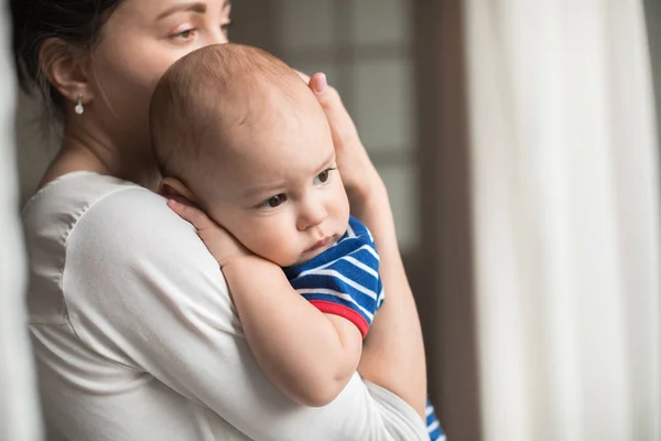 Lindo chico en las manos madres — Foto de Stock