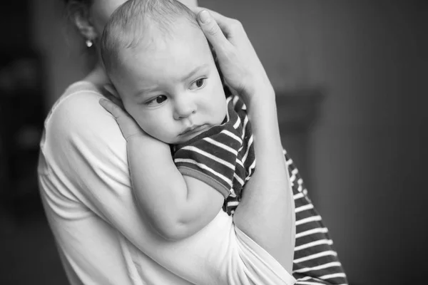 Söt pojke på mödrar händer — Stockfoto