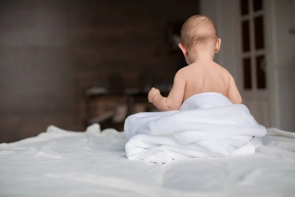 Babyjongen met witte handdoek Stockfoto