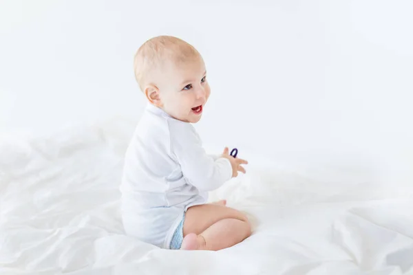 Menino sentado na cama — Fotografia de Stock