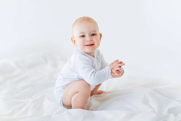 Junge sitzt auf Bett — Stockfoto