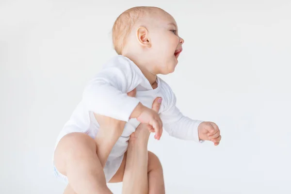 Madre sosteniendo bebé — Foto de Stock