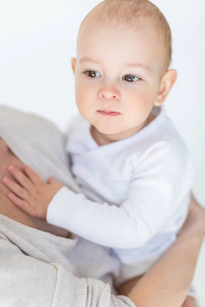 Anne kucağında bebek — Stok fotoğraf