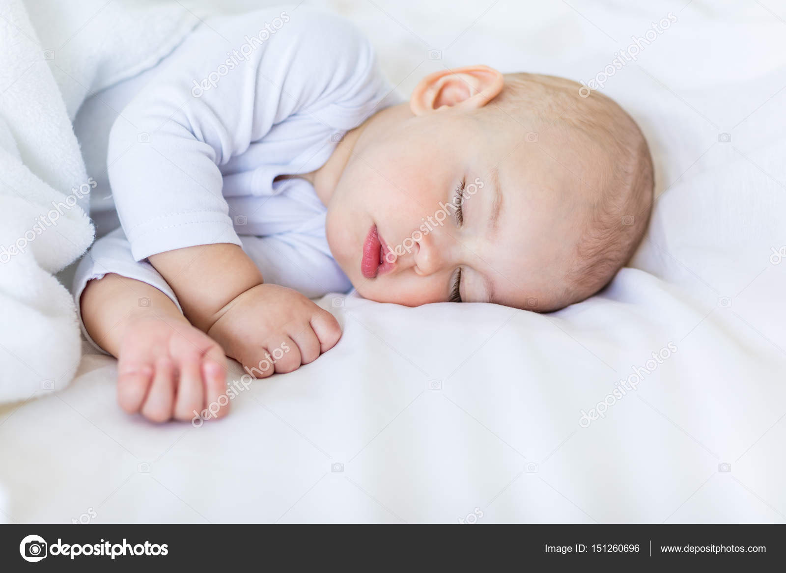 Bébé garçon dormir image libre de droit par LenaMiloslavskaya © 151260696