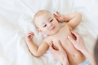 moeder en baby masseren   