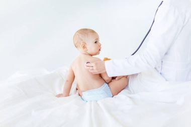 Bebek çocuk stetoskop ile  
