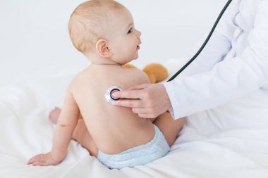 Bebek çocuk stetoskop ile  