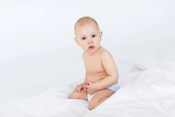 Menino sentado na cama — Fotografia de Stock