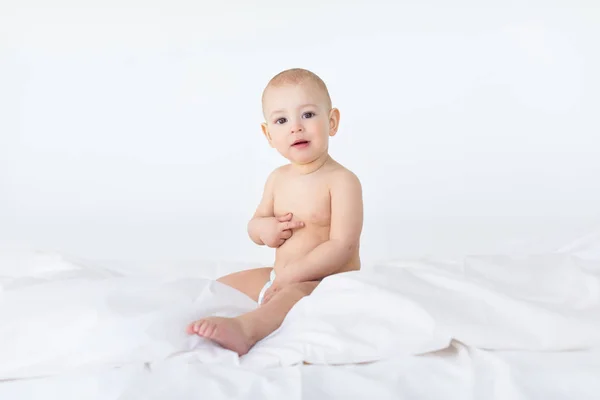 Junge sitzt auf Bett — Stockfoto