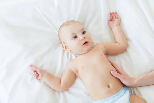 Mãe massageando bebê — Fotografia de Stock